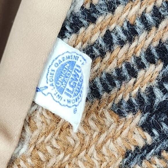 Vintage Long Line Pleated Back Coat Wool ILGWU Union Made Fully Lined - Picture 14 of 16